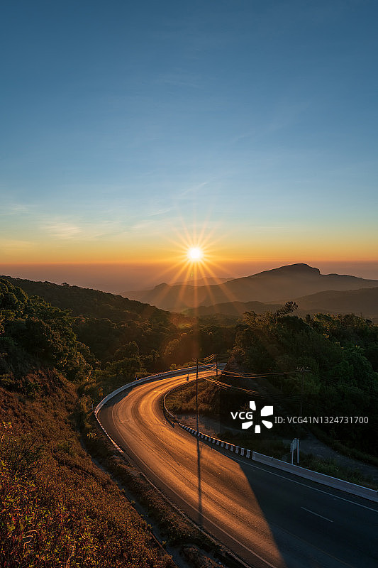 泰国清迈茵他侬国家公园早晨弯道图片素材