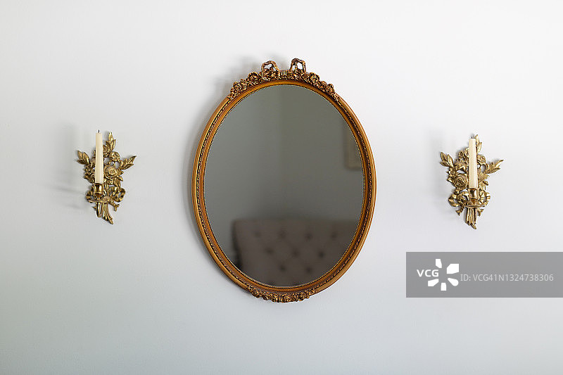 带黄铜烛台的华丽椭圆形壁镜图片素材