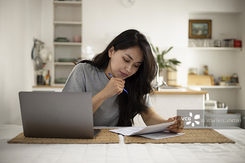 蒙古族妇女在家理财图片素材