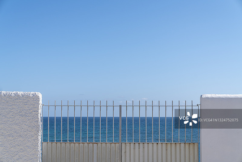 通往大海的门图片素材