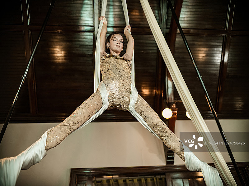 年轻女子练习空中绸缎表演图片素材