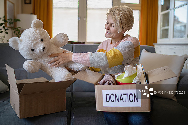 慈善捐赠物品分拣图片素材