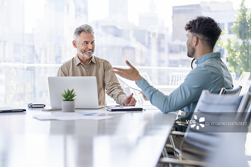 商人使用平板电脑和笔记本电脑开会图片素材