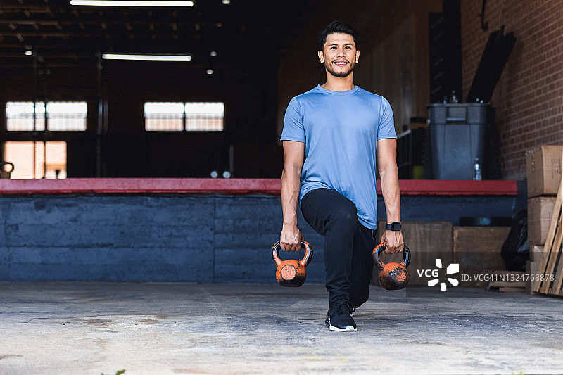 用壶铃锻炼的健壮男人图片素材