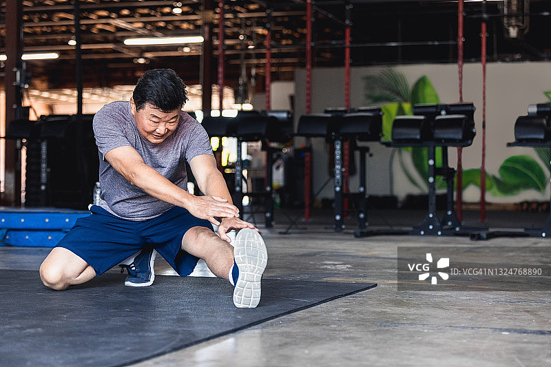 男人锻炼后伸展身体图片素材