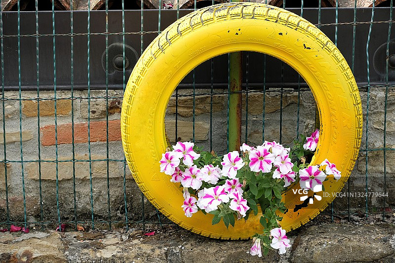 轮胎手工制品花盆，复古照片图片素材