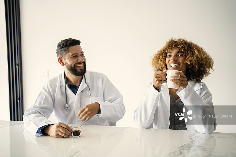 医生会议休息时谈笑风生图片素材