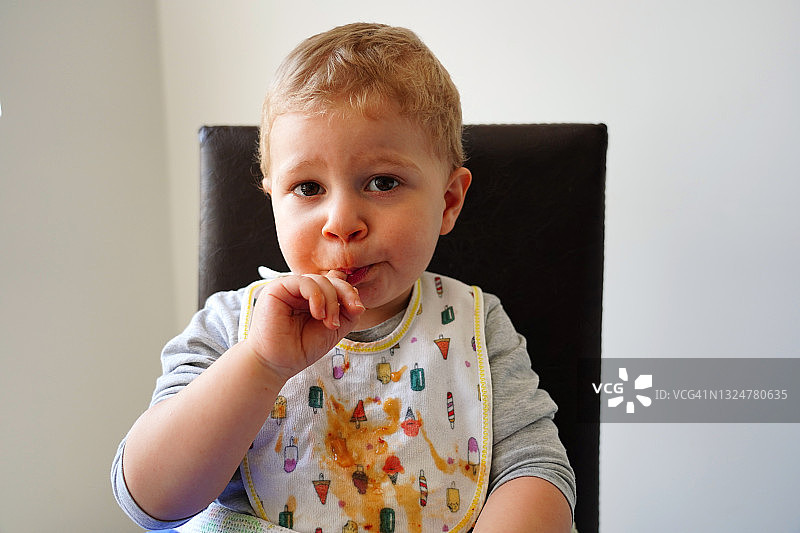 宝宝自己吃饭弄脏了图片素材