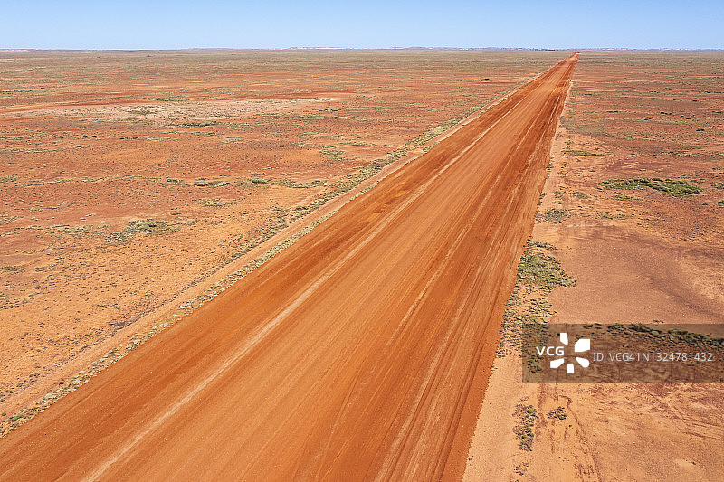 南澳大利亚红色中部沙漠地区的鸟瞰，笔直的道路图片素材