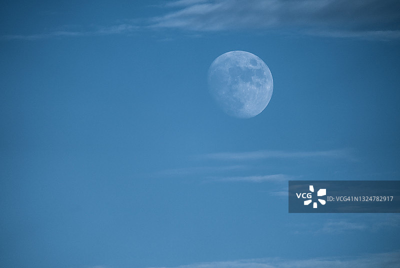 月亮和蓝天图片素材