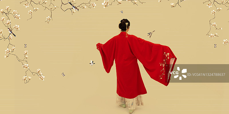 一位身穿红色传统服装的中国女人在中国山水画背景上跳舞图片素材