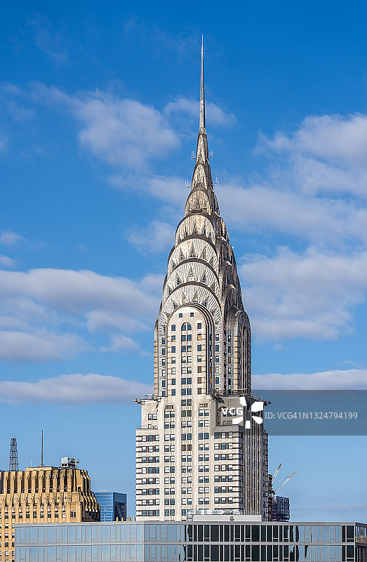 阳光明媚的白天看纽约克莱斯勒大厦图片素材
