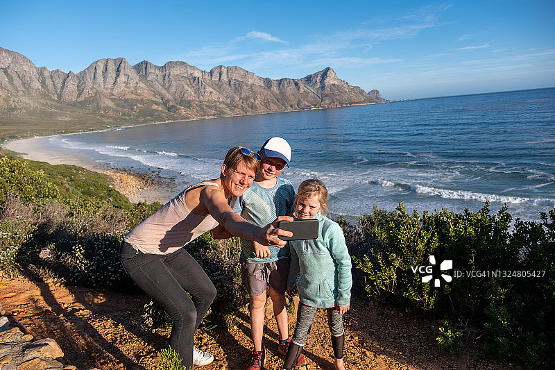 母亲与孩子们趣味自拍图片素材