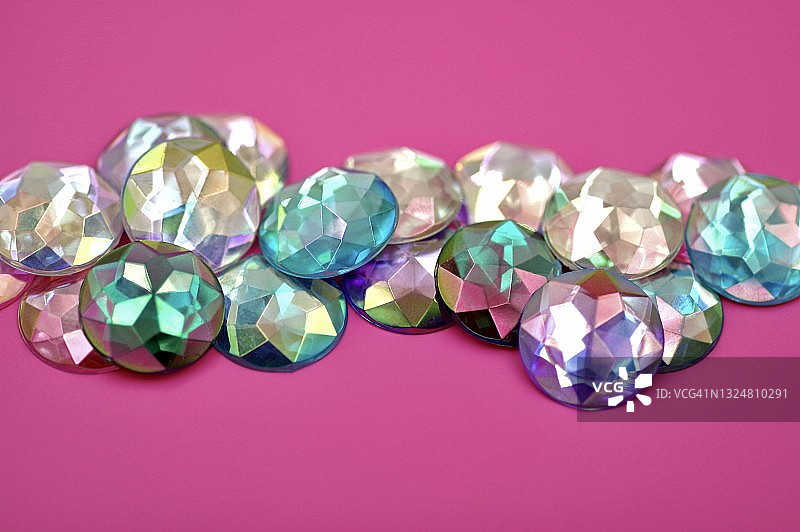 粉色背景上的彩色水钻图片素材