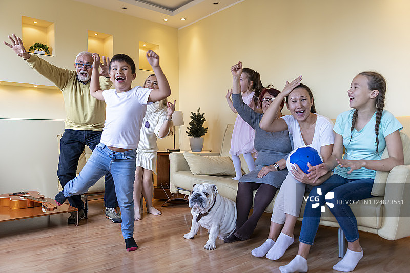 热情的一大家子人在家支持足球队图片素材