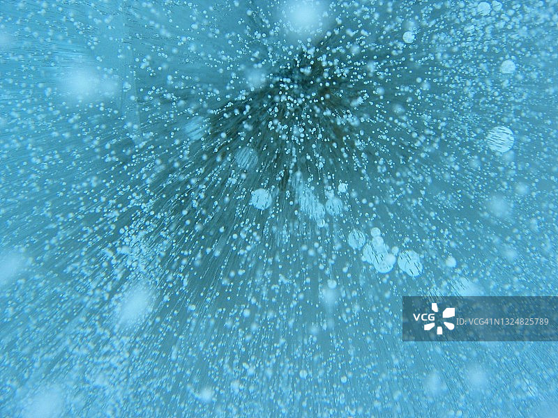 蓝色光晕中的气泡图片素材