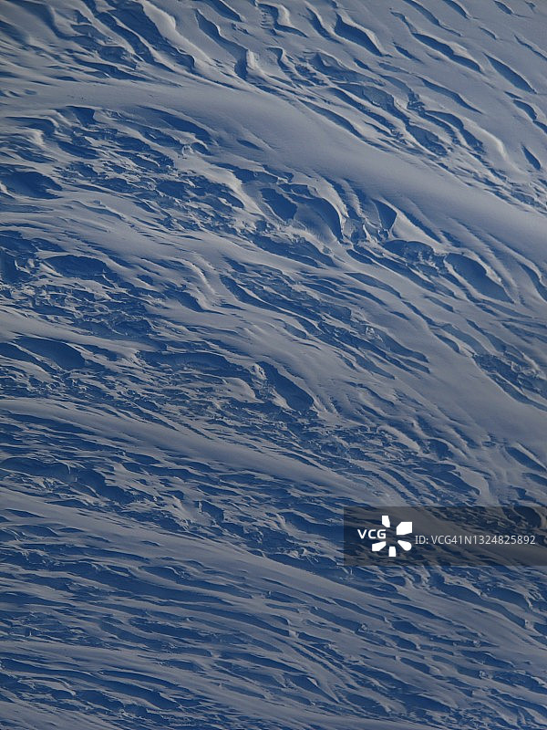 南极洲麦克默多站埃里伯斯火山侧面的一系列冰隙图片素材