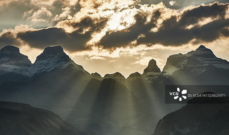 南非德拉肯斯堡山脉，覆盖着积雪山脉的光线图片素材