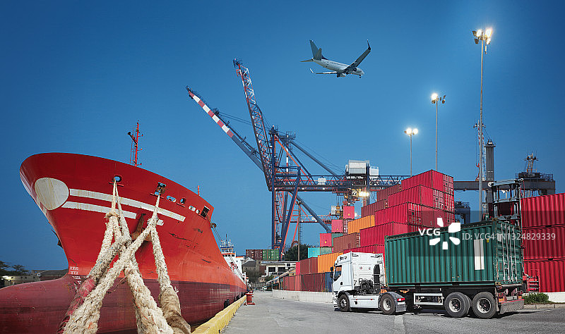 港口中的货船、货运卡车和飞行中的飞机图片素材