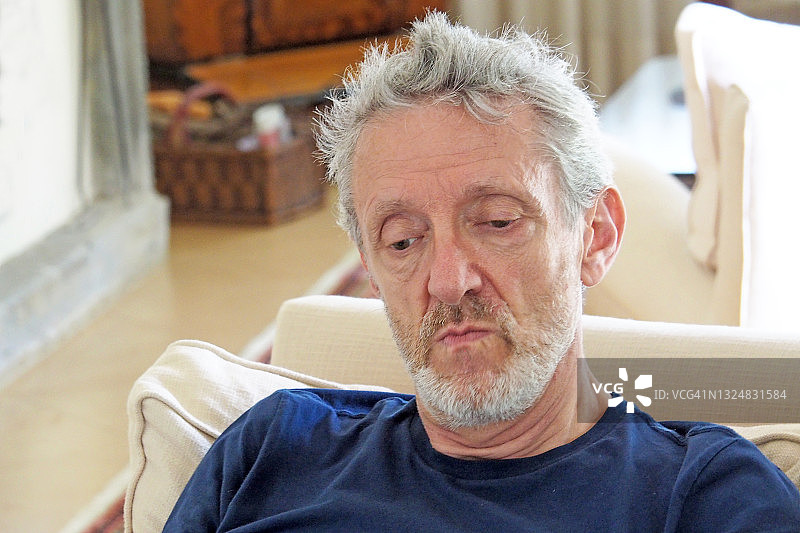 意大利老年人在客厅阅读肖像图片素材