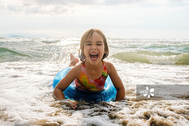 女童在海中游泳图片素材