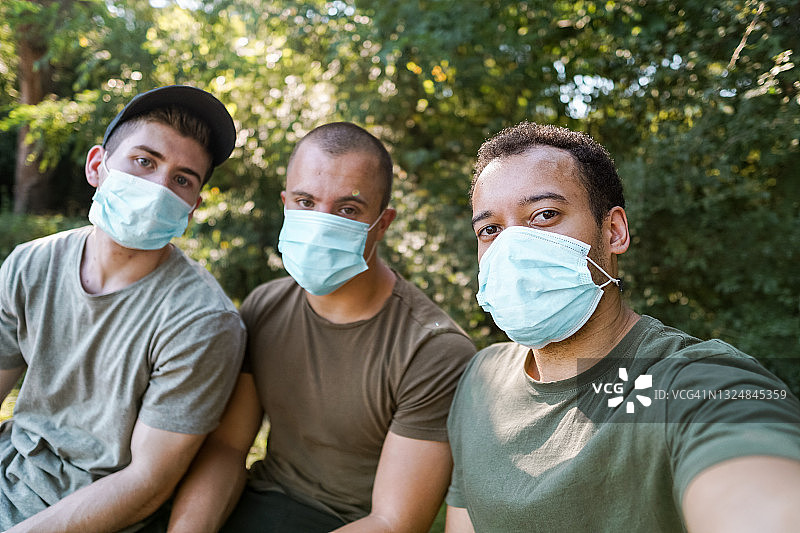 疫情期间户外戴口罩自拍的人们图片素材