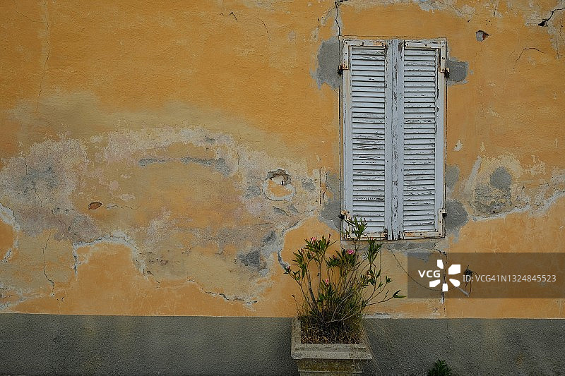 废弃建筑中的旧木窗景观图片素材