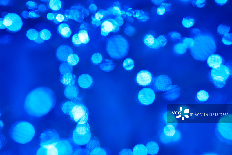 蓝色背景上的蓝色闪光亮片图片素材