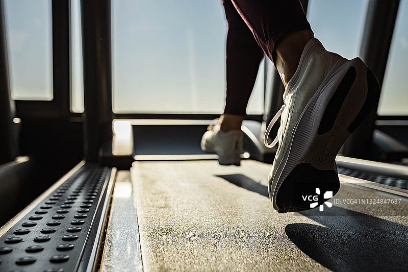 健身房运动员跑步机特写图片素材