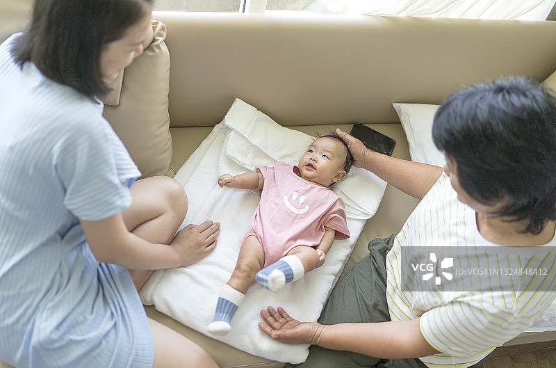 俯拍亚洲家庭祖孙三代家中温馨同乐图片素材