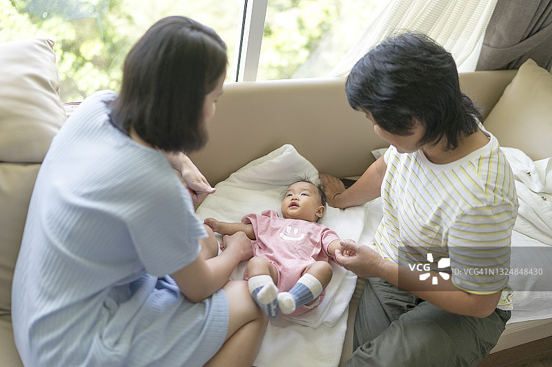 俯拍亚洲家庭祖孙三代家中温馨同乐图片素材