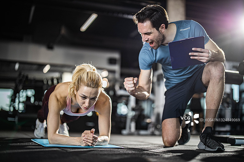 你能完成平板支撑！图片素材