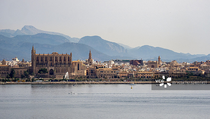 马略卡岛，从海上看帕尔马老城和大教堂图片素材