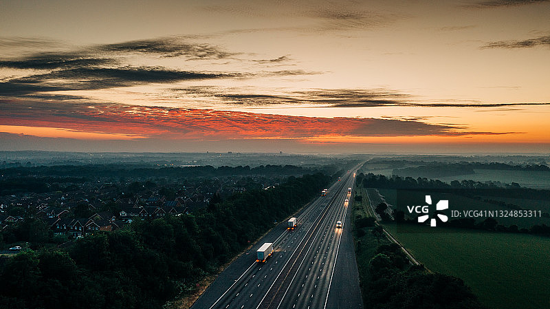英国高速公路日出时的鸟瞰图图片素材