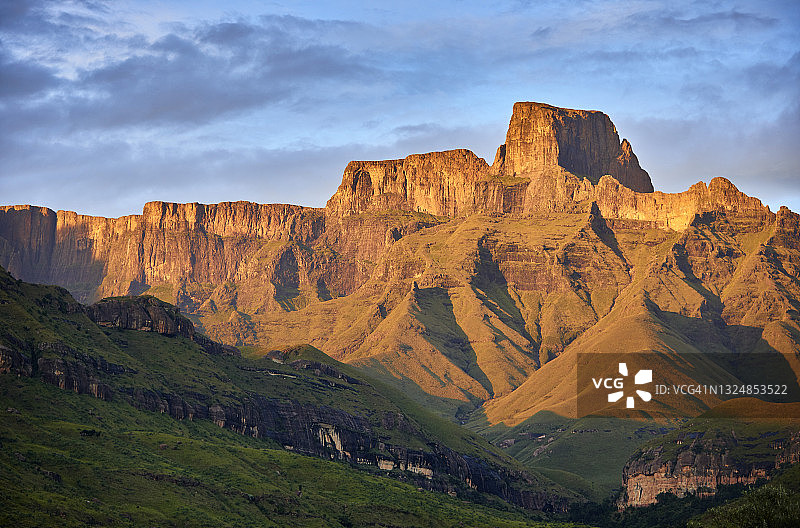 南非德拉肯斯山山峰晨光图片素材