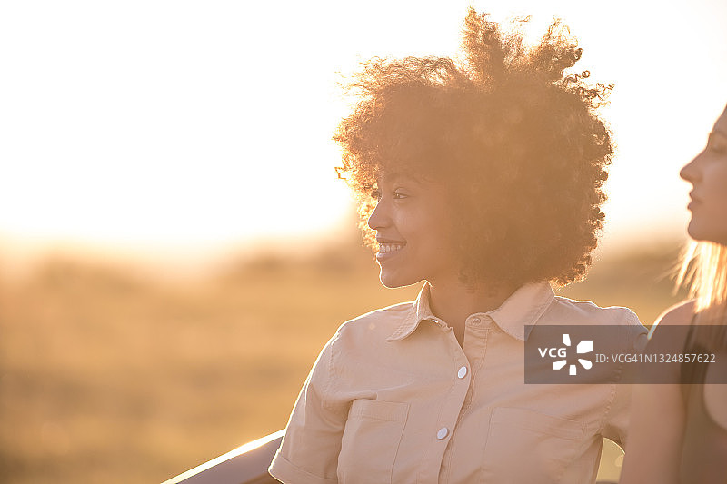 日落时分的非洲裔女人像图片素材