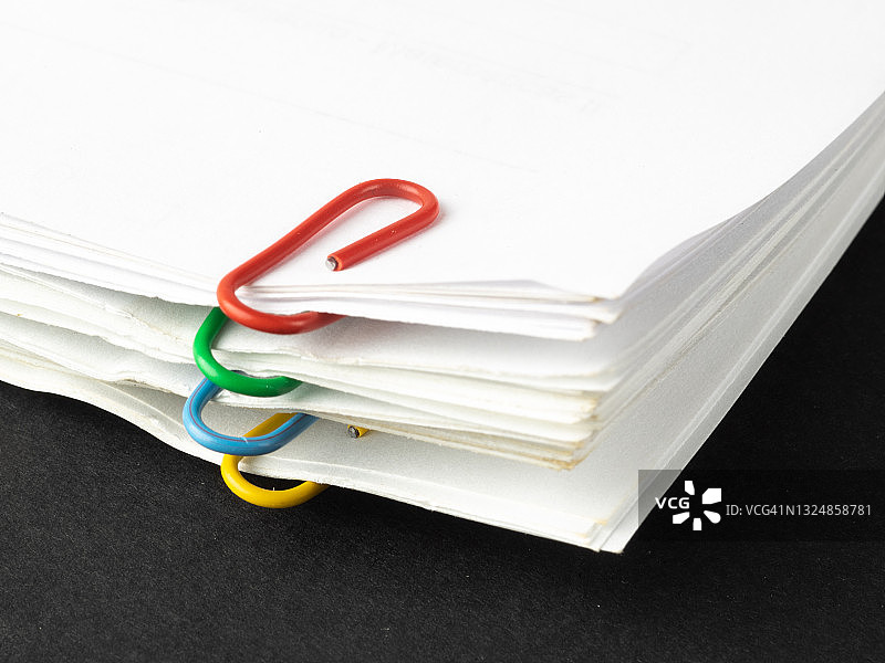 带彩色回形针的一堆纸张图片素材