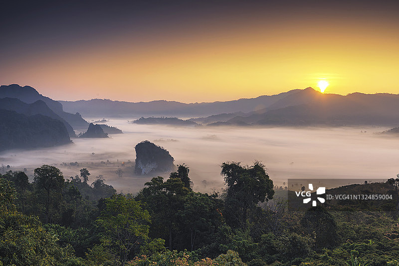 泰国帕尧府普朗卡国家公园冬季日出晨雾图片素材