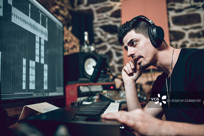 专注于完美混音的音乐制作人图片素材