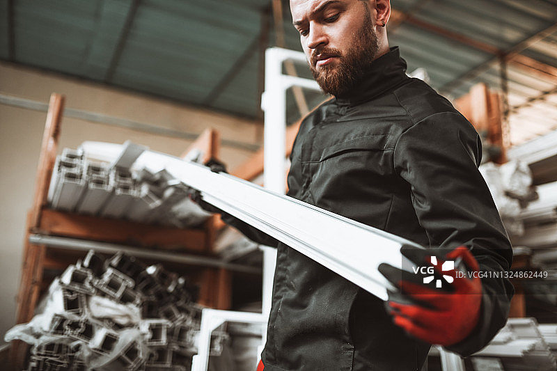 胡须男在车间检查PVC管质量图片素材