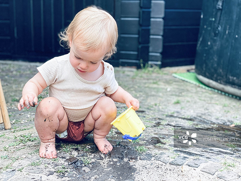 女婴玩水图片素材