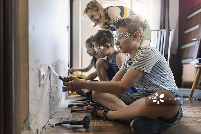 儿童参与家庭装修图片素材