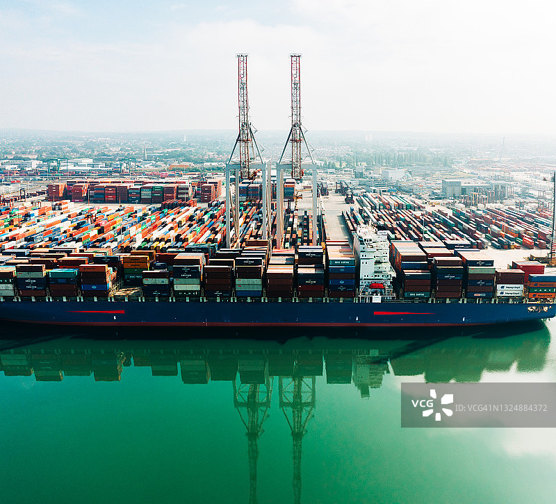 英国港口一艘集装箱船装载货物的航拍日景 - 素材照片图片素材