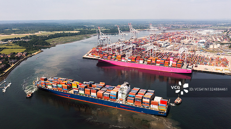 英国港口内180度调头的集装箱船航拍照片图片素材