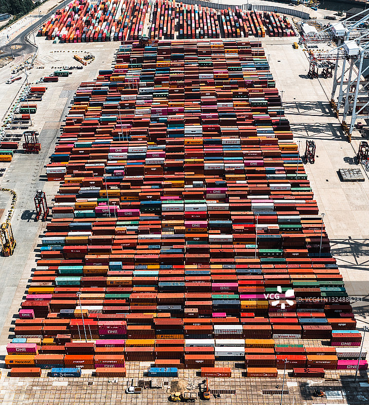 港口堆积的集装箱鸟瞰图图片素材