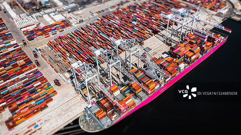 英国港口一艘集装箱船装载货物的航拍日景 - 素材照片图片素材