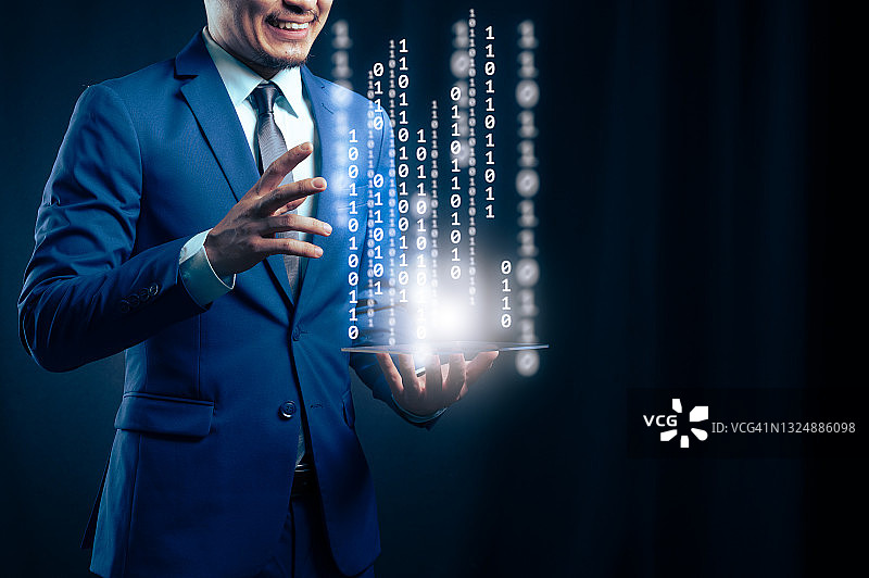 商人指向智能手机上的数字全息图，数字化转型、物联网和技术概念图片素材