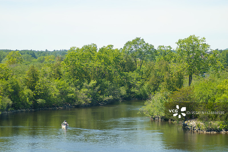在加拿大渥太华河上钓鱼的男人图片素材