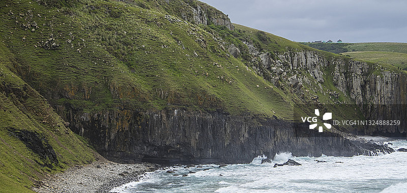 南非东开普省墙中洞附近的岩石海岸和悬崖图片素材