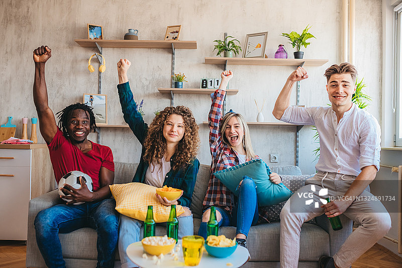 欢庆胜利的各民族粉丝图片素材